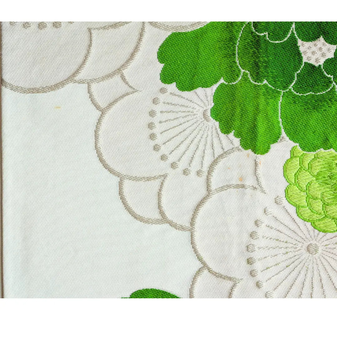 Kleine Flecken und Gebrauchsspuren neben Blumenmuster auf Vintage Fukuro Obi