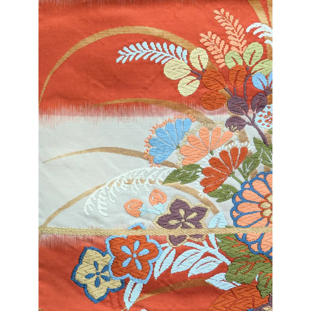 Detail Vintage Fukuro Obi mit Kiku, Blüten, Gräsern und goldfarbenen Linien auf rotem Grund