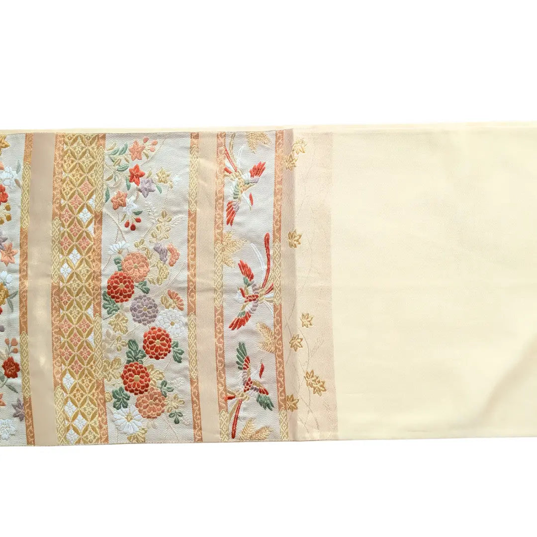 Geöffneter Vintage Fukuro Obi mit Hō-ō, Kiku, Momiji und cremefarbenem ungemustertem Bereich