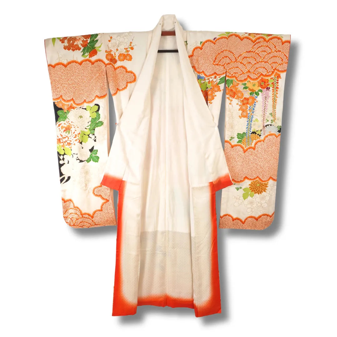 Vintage Furisode aufgehängt, cremefarbenes Futter mit orangefarbenem Saum sichtbar