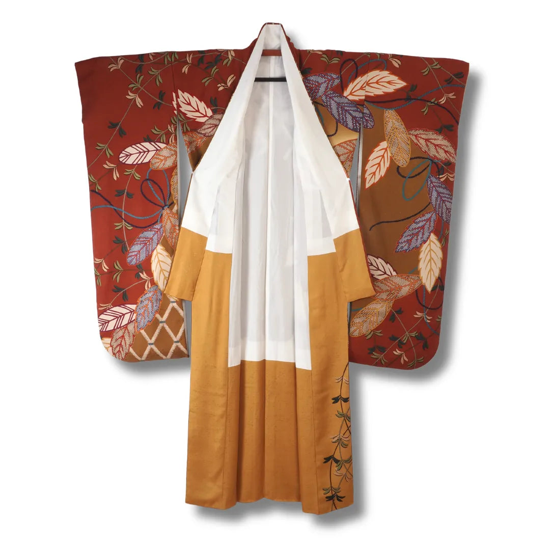 Vintage Furisode aufgehängt, weißes Futter mit goldenem Übergang am Saum sichtbar und Äste im unterem Bereich