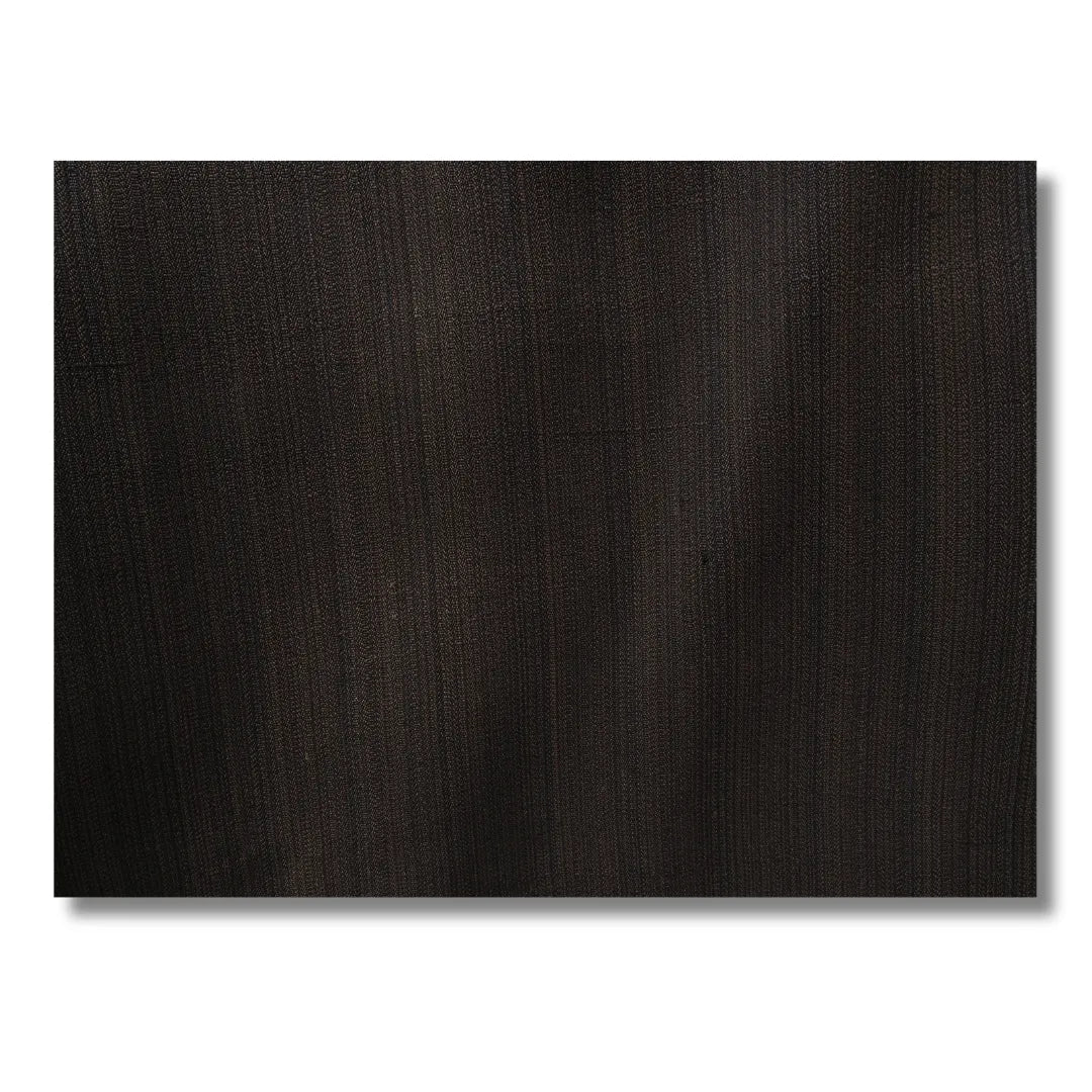 Detailaufnahme des dunkelbraunen Stoffes