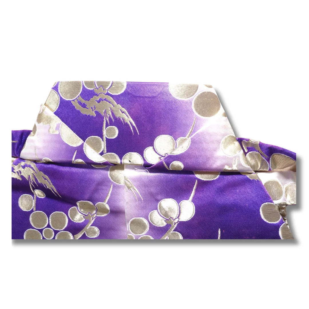 Detailaufnahme des Stoffes in Lila mit Goldmuster