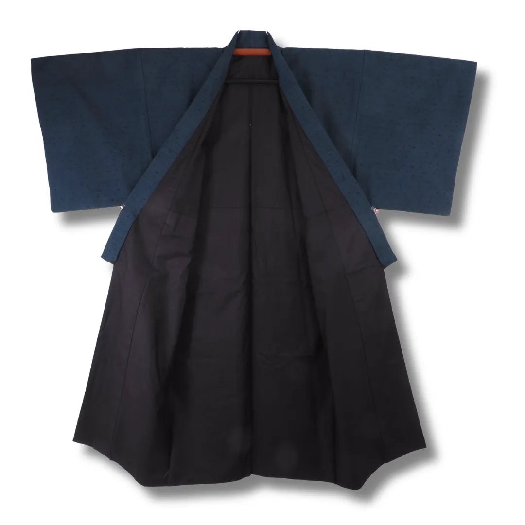 Vintage Herren-Kimono aufgehängt, geöffnet, Innenfutter sichtbar