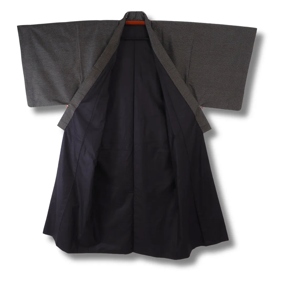 Vintage Herren-Kimono geöffnet mit Blick auf das dunkle Innenfutter