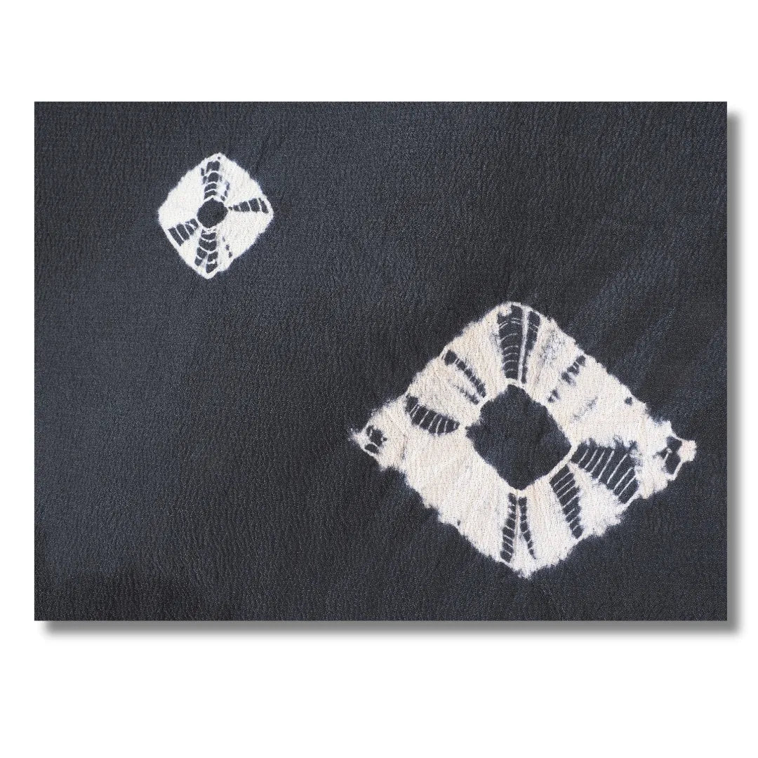 Traditionelles geometrisches Muster auf dunkelblauem Ärmelstoff