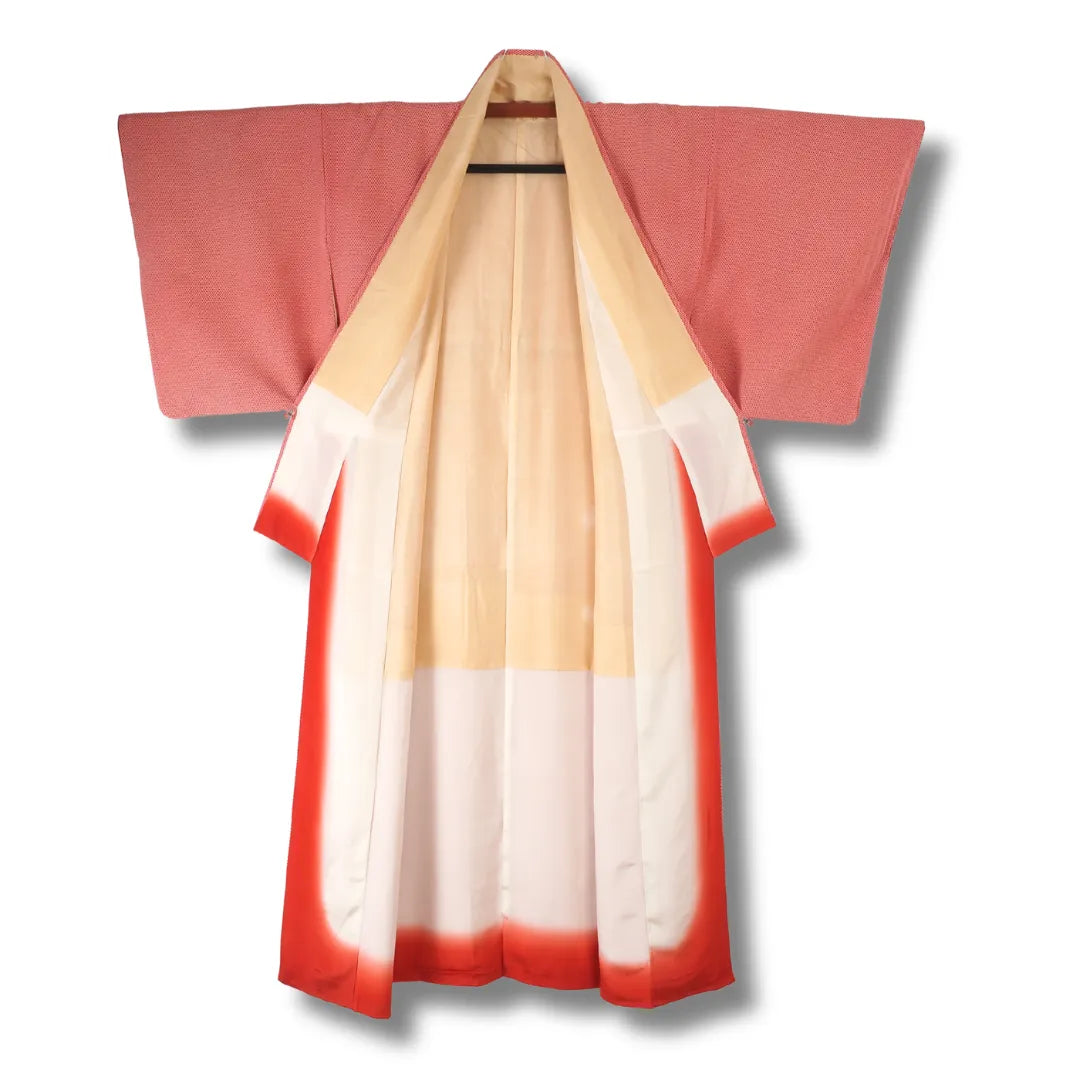 Vintage Iromuji-Kimono aufgehängt, goldfarbenes Futter im warmen Kontrast sichtbar