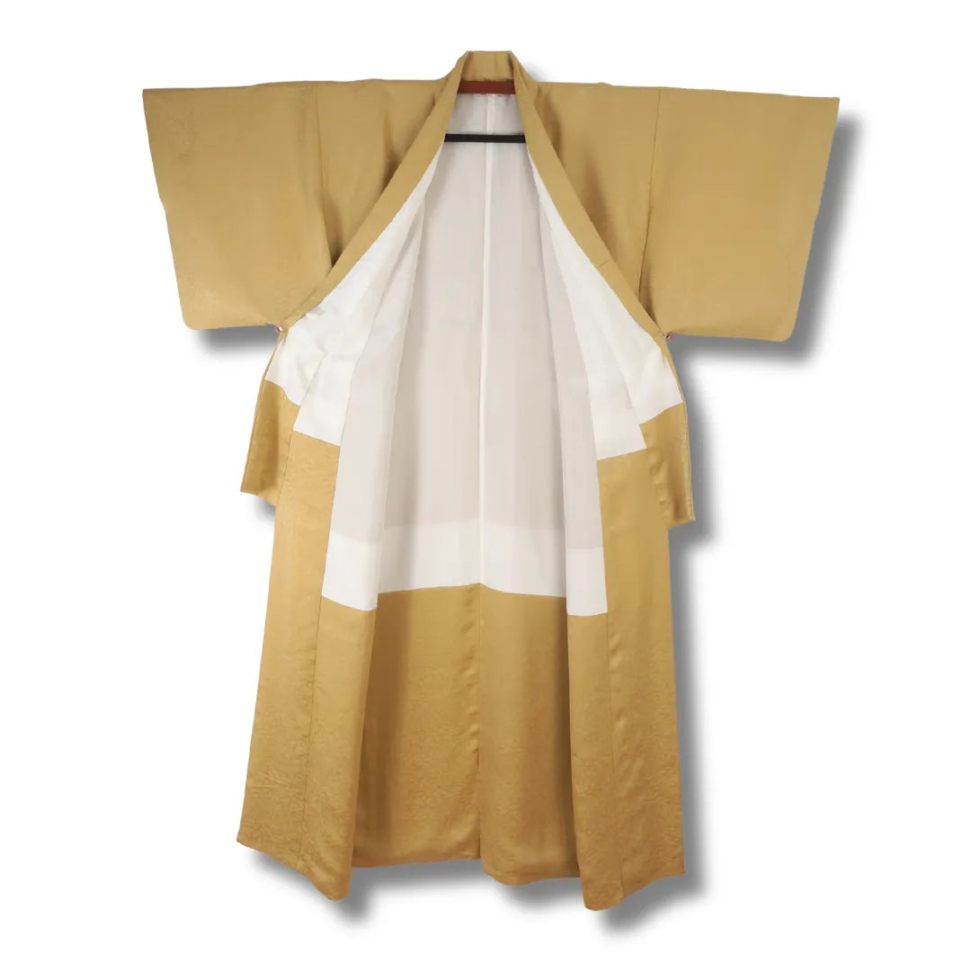 Vintage Iromuji-Kimono in Gold aufgehängt, cremefarbenes Futter sichtbar