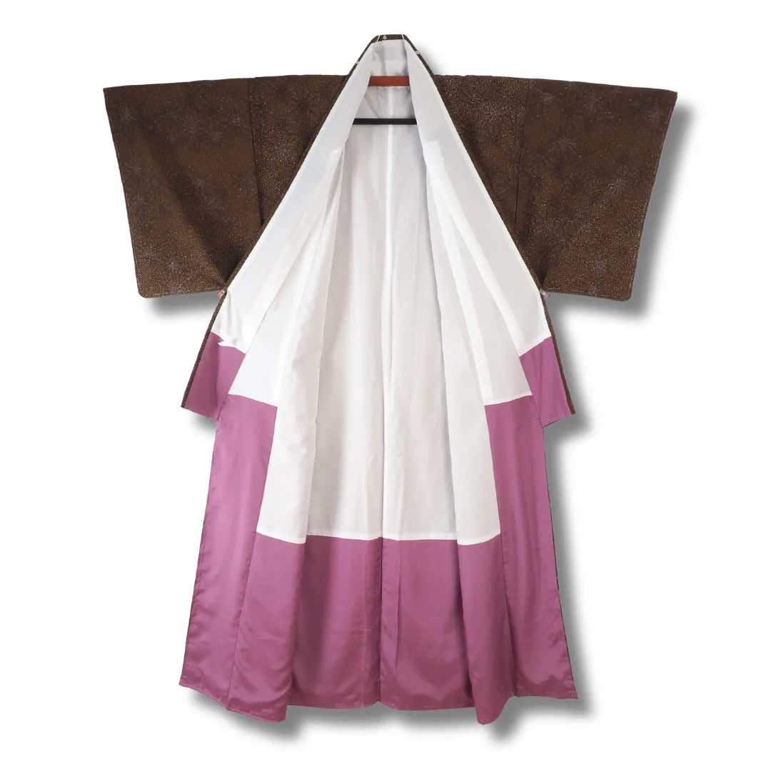 Vintage Kimono aufgehängt, lila Futter im Kontrast zum dunkelbraunen Außenstoff sichtbar