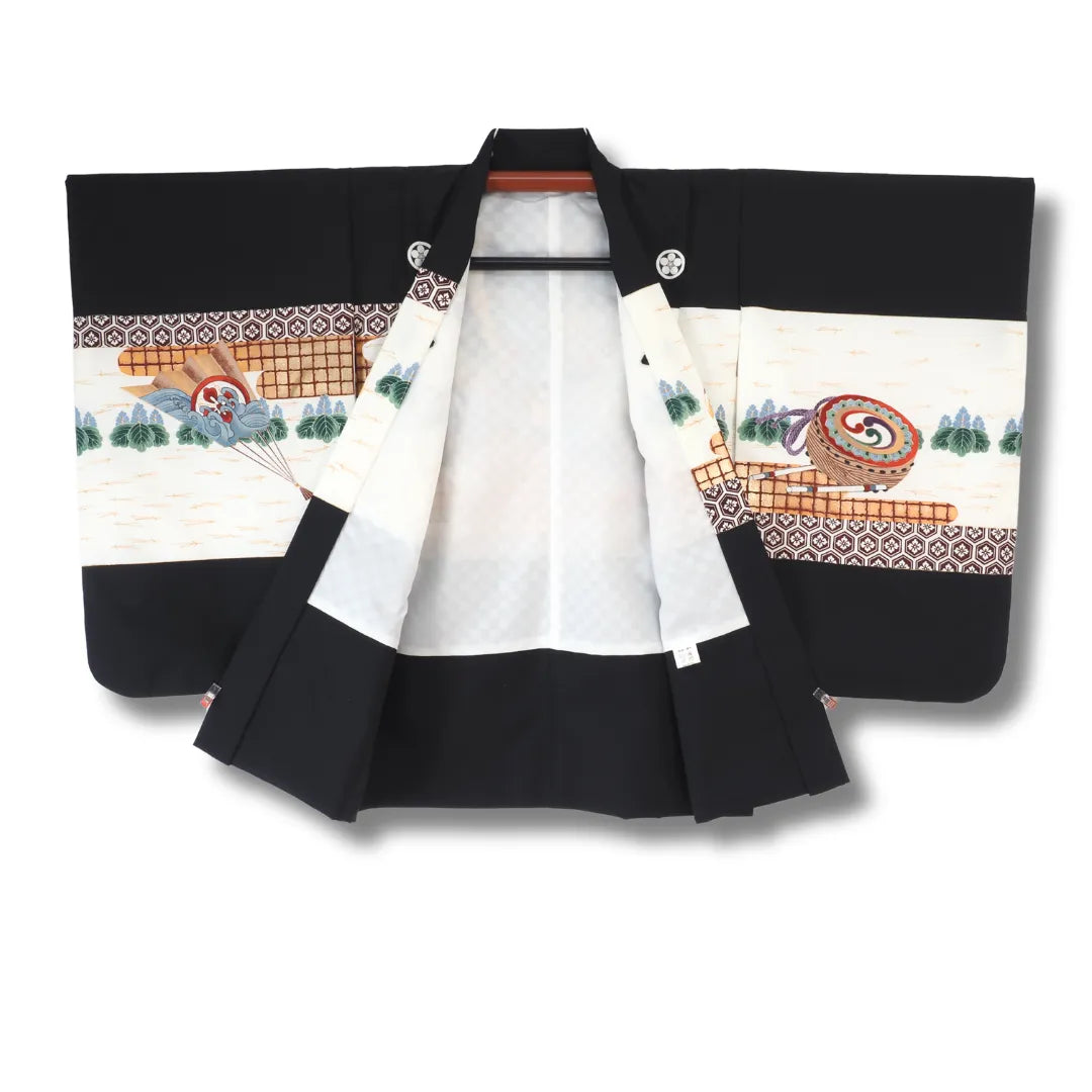 Vintage Kinder-Haori aufgehängt, weißes Futter und Kamon auf den Schultern sichtbar