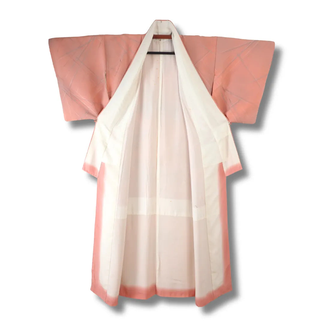 Vintage Komon-Kimono aufgehängt, cremefarbenes Futter mit rosa Saumakzent sichtbar