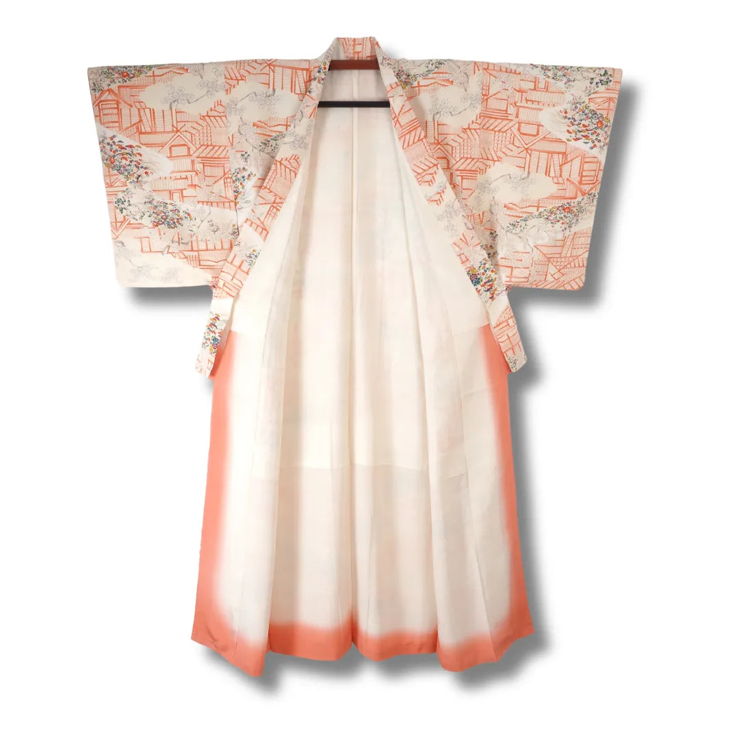 Vintage Komon-Kimono aufgehängt, weißes Futter mit korallrotem Saumakzent sichtbar
