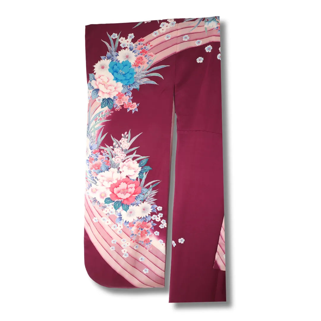 Weinroter Vintage Furisode Ärmelansicht, Bogenstreifen und Blütenmuster auf dem Ärmel sichtbar