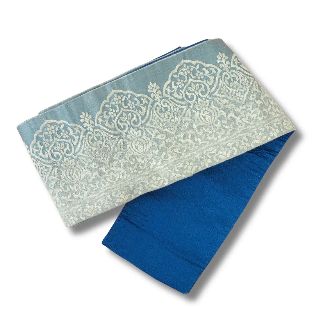 Wendbarer Obi mit hellblauer Musterseite und aufgeschlagener royalblauer Rückseite