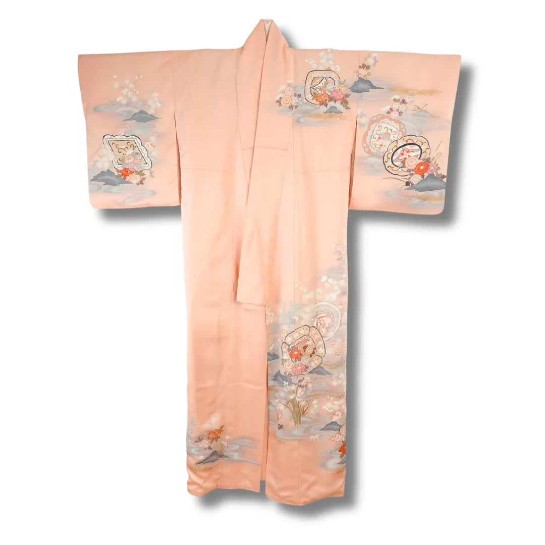 Zartrosa Vintage Damen-Kimono aus Japan mit Blumenmuster an Saum und Schultern, Frontansicht