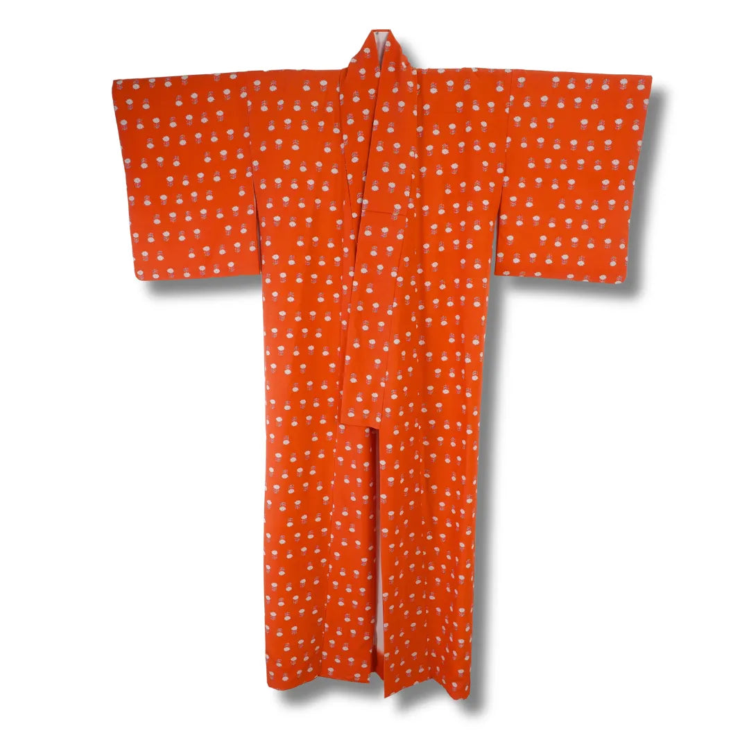 Ziegelroter Vintage Damen Komon-Kimono aus Japan mit weißen Blüten, Frontansicht