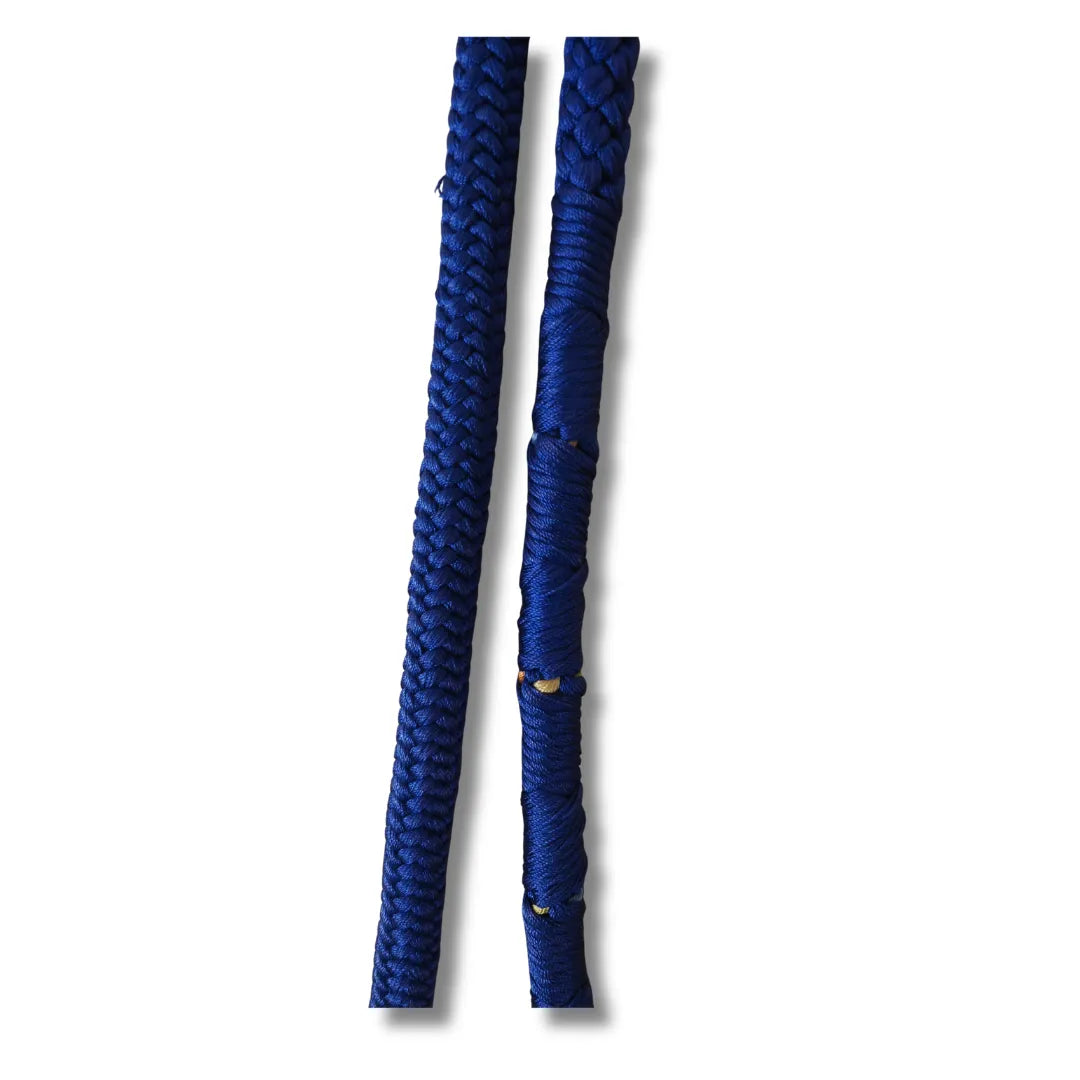 Zwei parallele Stränge der blauen Kordel mit umwickeltem Übergangsbereich