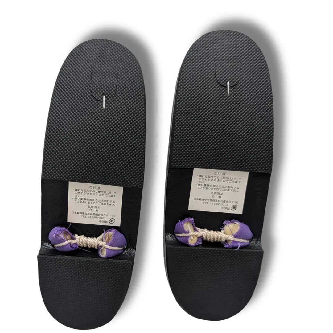 Unterseite der schwarzen Geta Sandalen mit helllila Sakura-Riemen