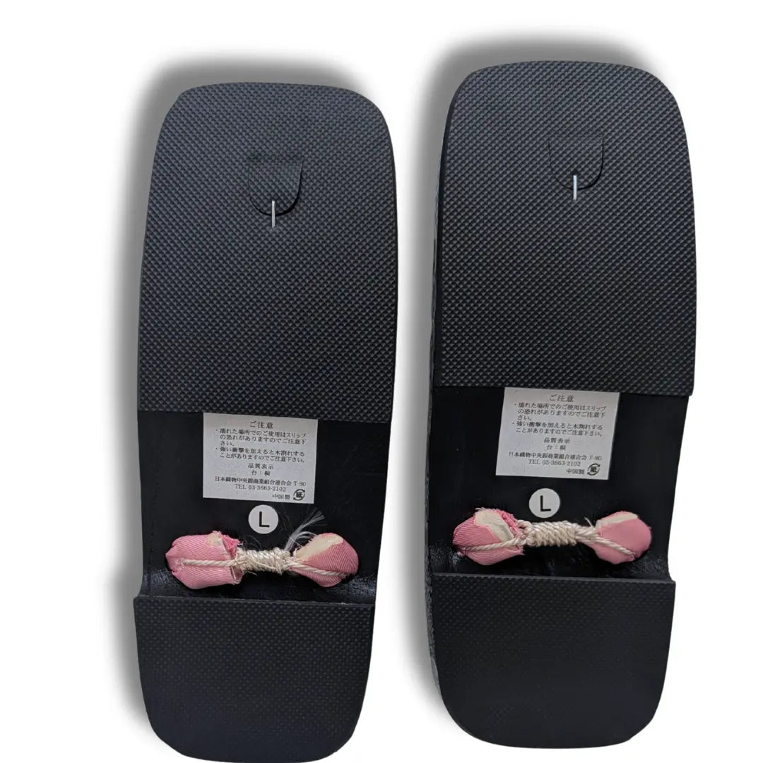 Unterseite der japanischen Geta Sandalen mit rutschhemmender schwarzer Sohle