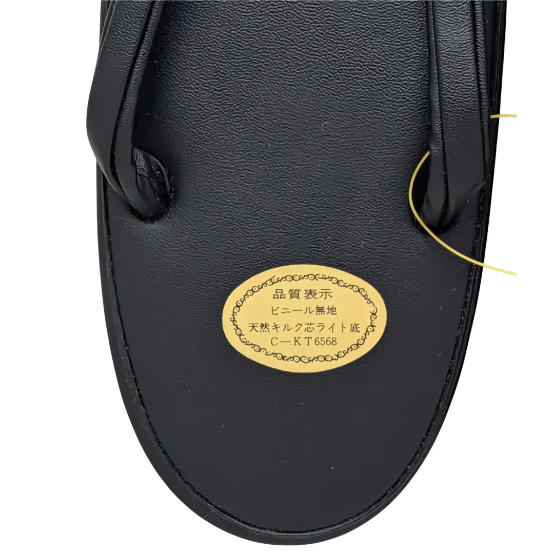 Detailaufnahme schwarzer japanischer Zori mit Vinyl-Oberfläche