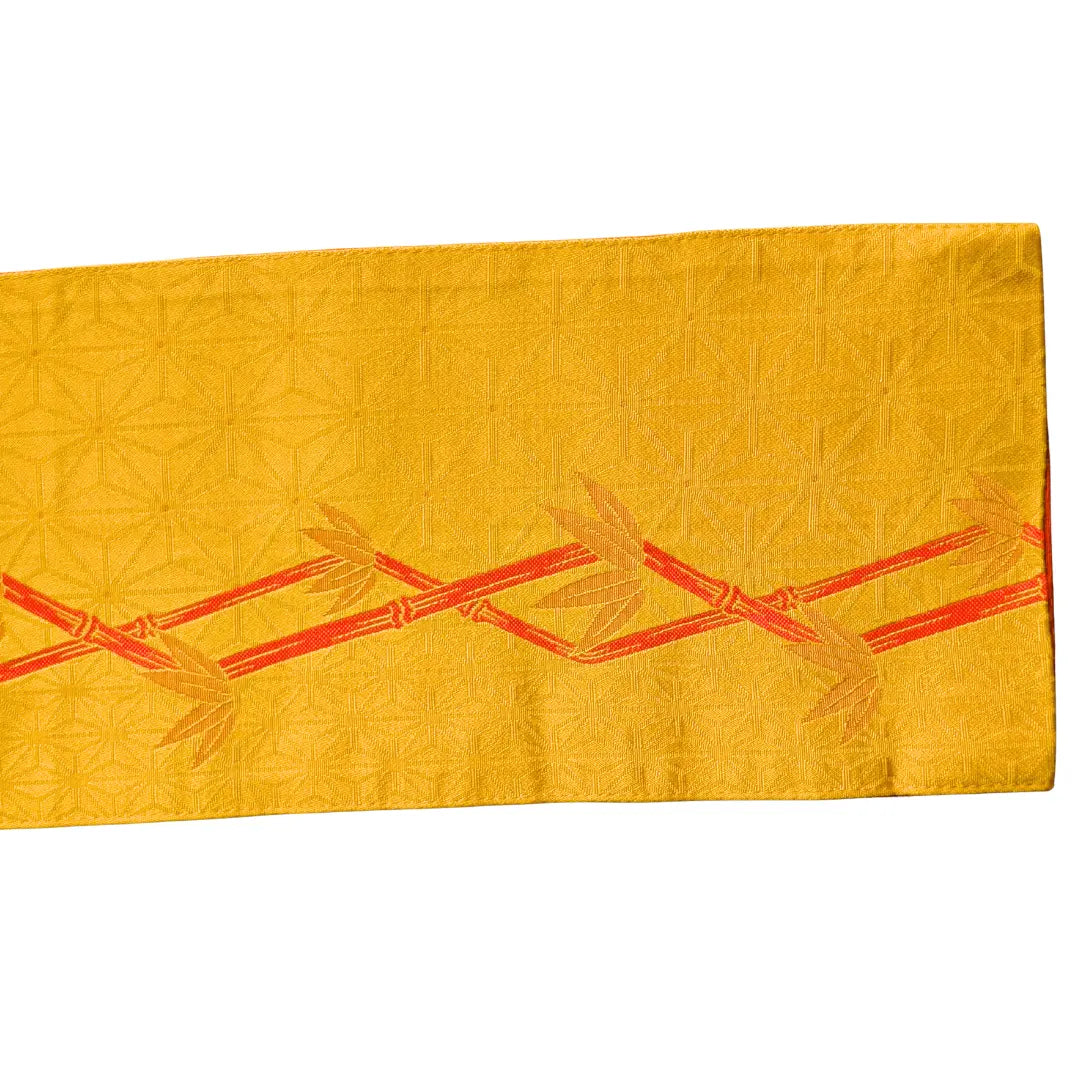 Goldgelbe Seite des Vintage Hanhaba Obi mit stilisiertem Bambusmotiv.
