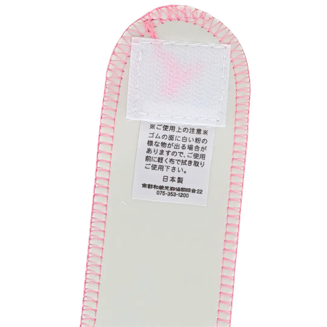 Detailaufnahme des Klettverschlusses am rosafarbenen Kimono-Gürtel