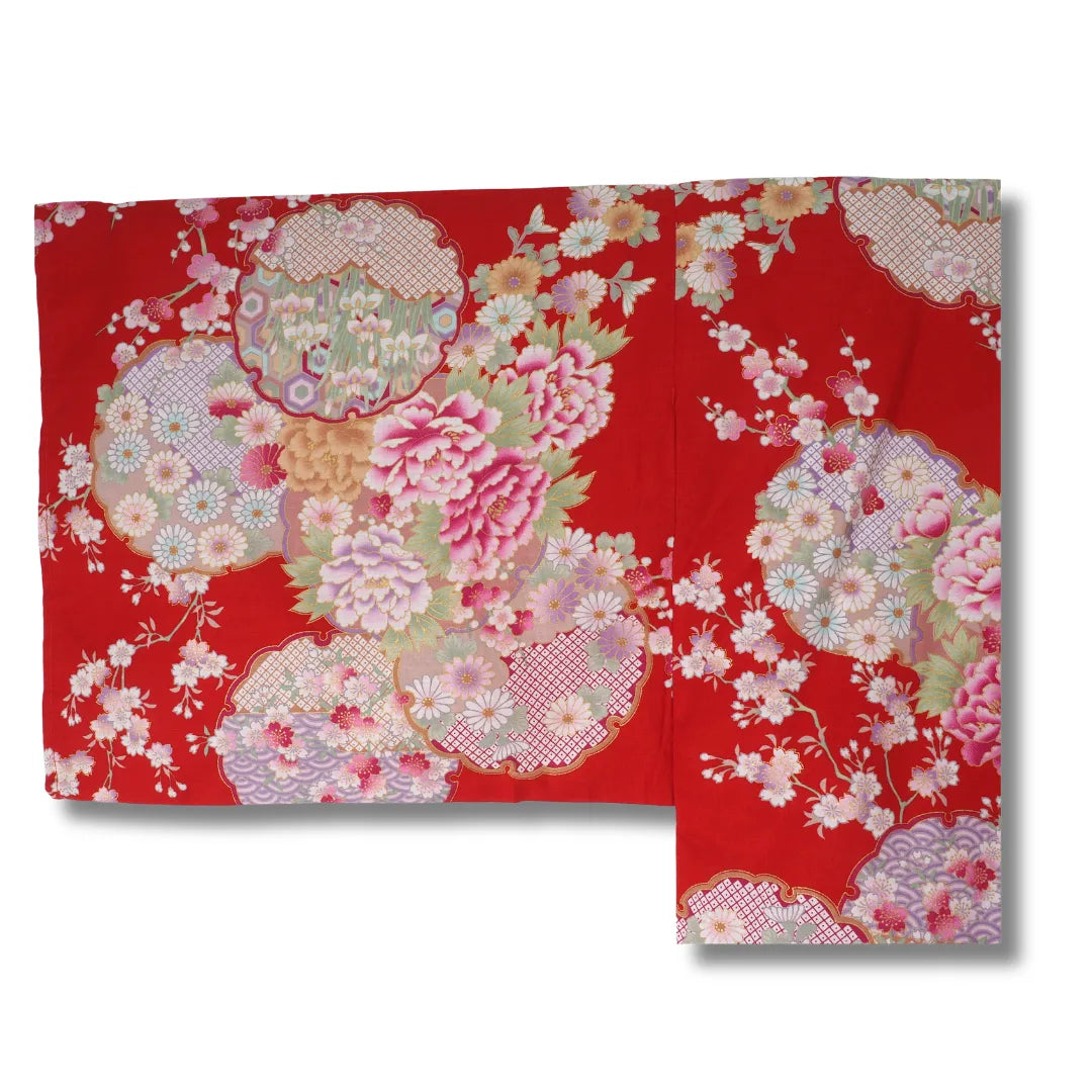 Ärmel rote Hanten Kimonojacke für Damen aus Japan mit Sakura Kirschblüten, Botan Pfingstrosen und traditionellen japanischen Mustern