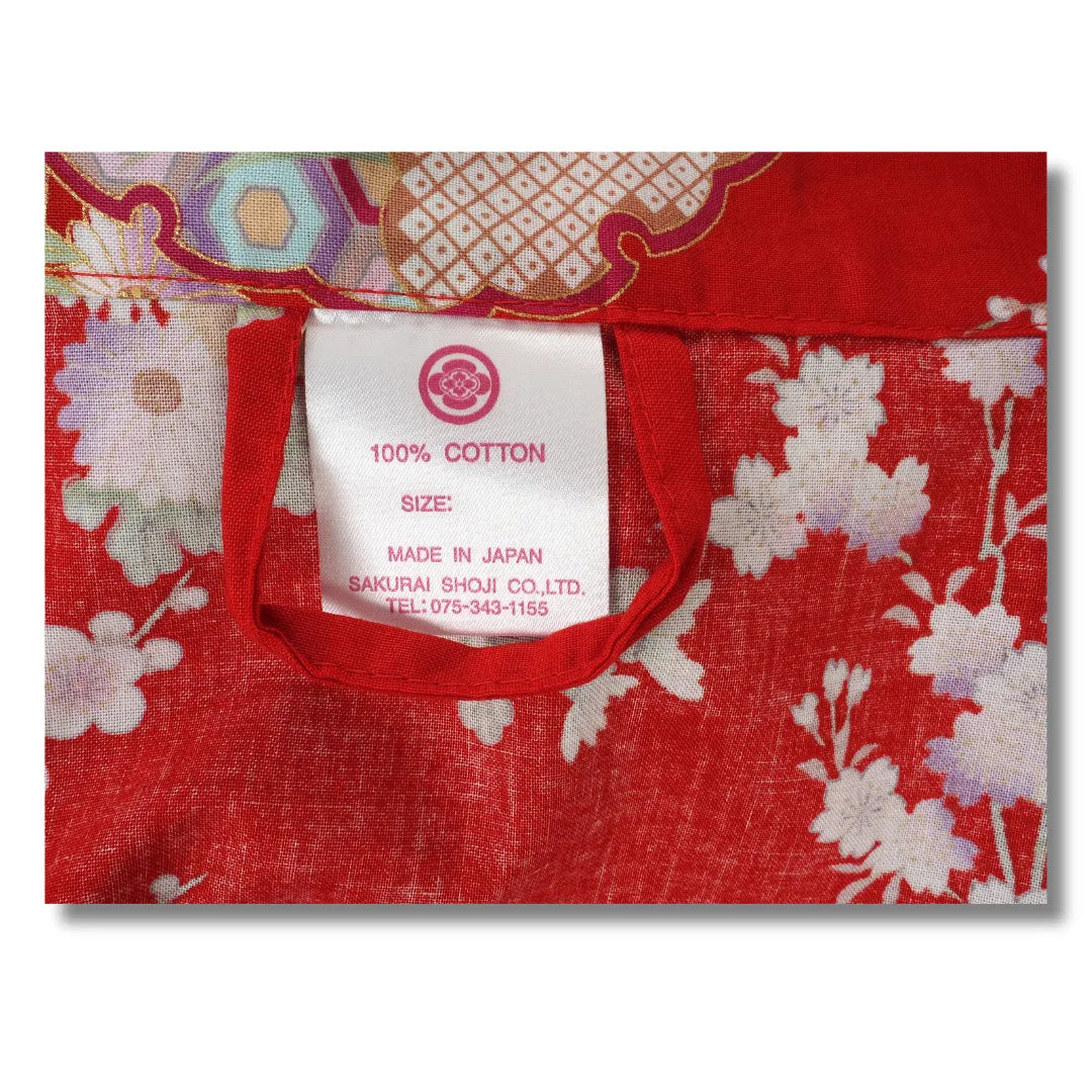 Etikett für die rote Hanten Kimonojacke für Damen aus Japan mit Sakura Kirschblüten, Botan Pfingstrosen und traditionellen japanischen Mustern