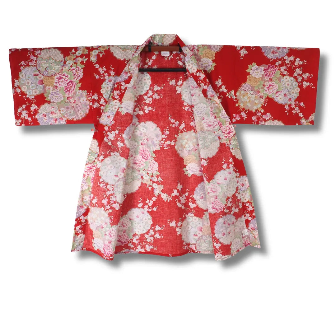 Geöffnete rote Hanten Kimonojacke für Damen aus Japan mit Sakura Kirschblüten, Botan Pfingstrosen und traditionellen japanischen Mustern
