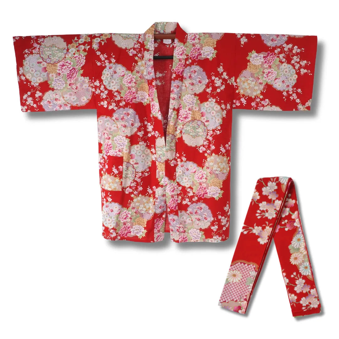 Rote Hanten Kimonojacke für Damen aus Japan mit Sakura Kirschblüten, Botan Pfingstrosen und traditionellen japanischen Mustern inkl. Gürtel aus Baumwolle