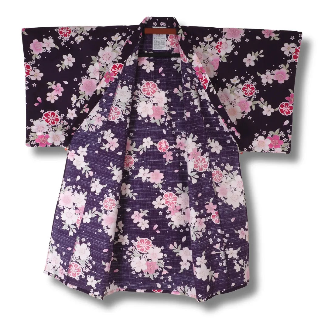 Geöffneter Mädchen Yukata in Lila mit rosa Sakura Kirschblüten aus Japan aus Baumwolle