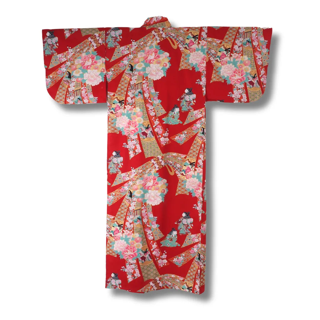 Rückseite vom roten Mädchen Kimono Yukata mit traditionellem Noshi Muster, japanischen Puppen und floralen Motiven