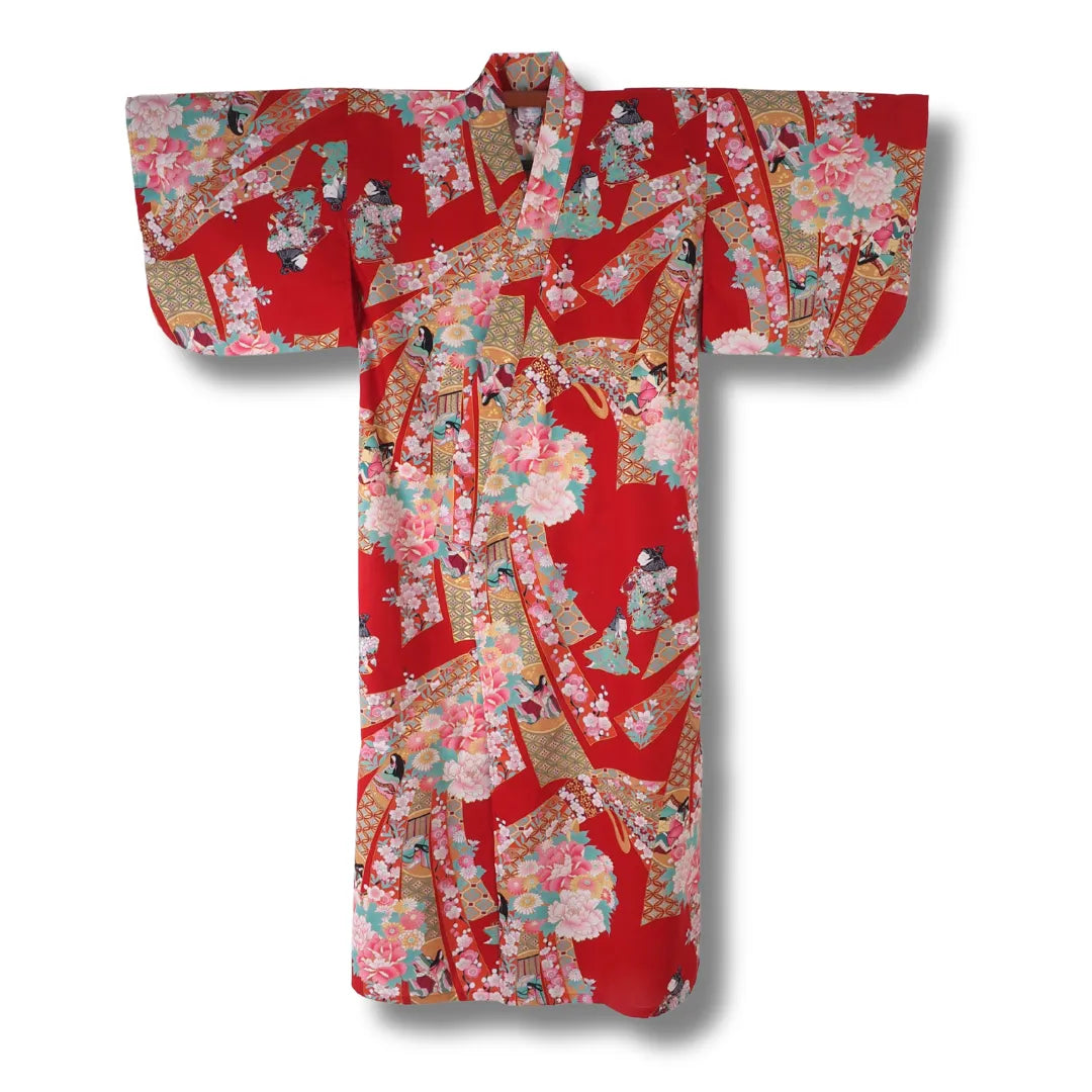 Vorderseite vom roten Mädchen Kimono Yukata mit traditionellem Noshi Muster, japanischen Puppen und floralen Motiven