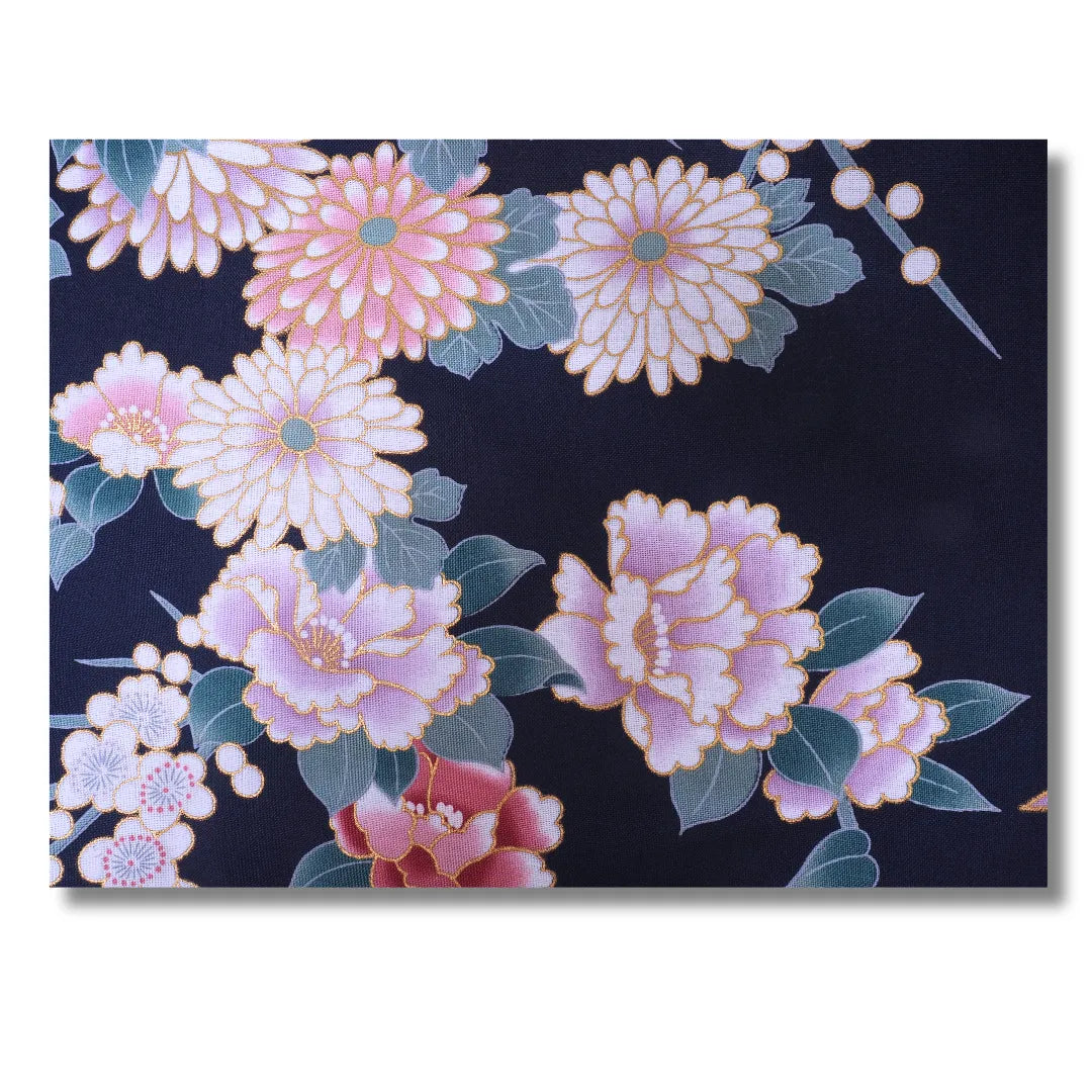 Detailbild Dunkelblauer Mädchen Kimono Yukata mit japanischen Prinzessinnen, Botan Pfingstrosen und Ume Pflaumenblüten