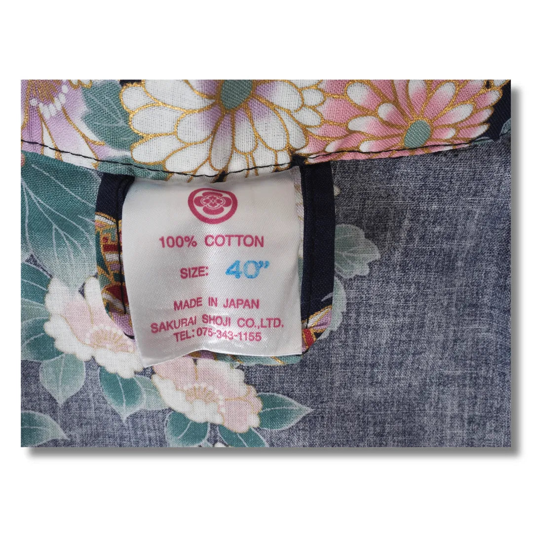 Etikett Dunkelblauer Mädchen Kimono Yukata mit japanischen Prinzessinnen, Botan Pfingstrosen und Ume Pflaumenblüten