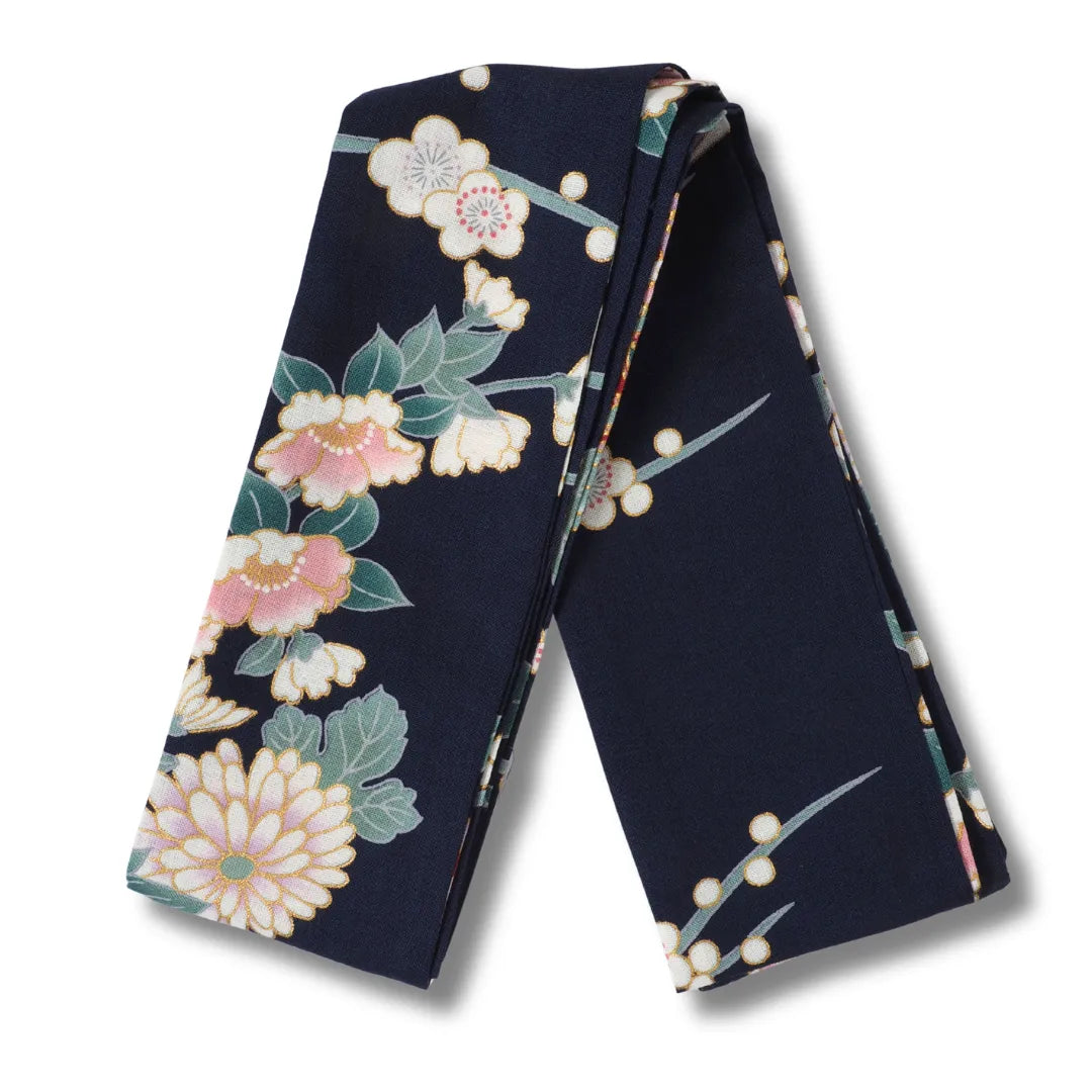 Gürtel Dunkelblauer Mädchen Kimono Yukata mit japanischen Prinzessinnen, Botan Pfingstrosen und Ume Pflaumenblüten