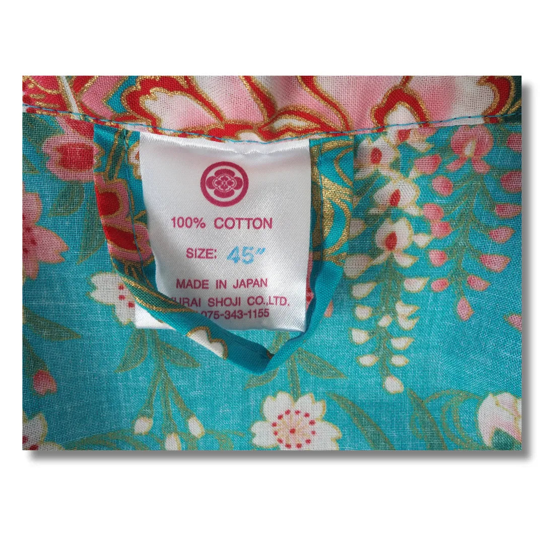 Etikett Türkiser Mädchen Yukata aus Japan mit Temari Bällen, Sakura Kirschblüten und Botan Pfingstrosen