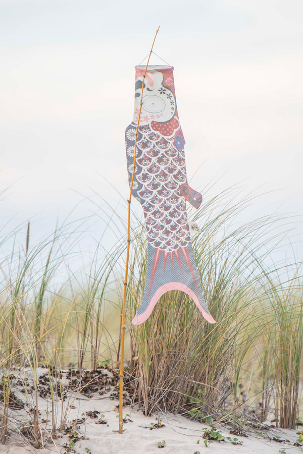 Silberner Koinobori an einer Stange am Strand #farbe_Silber