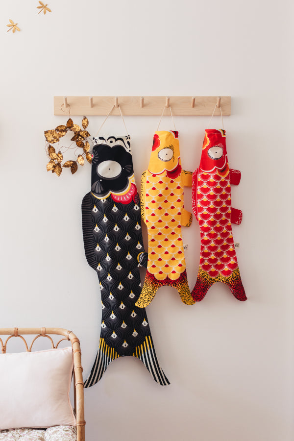 3 Koinobori Windsäcke hängen an der Wand #farbe_Gelb