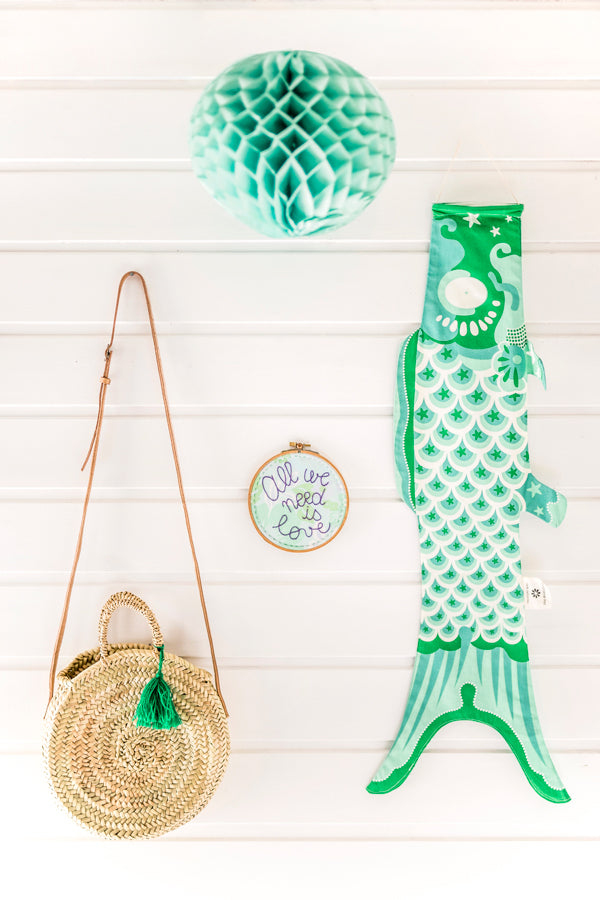 Grüner Koinobori neben einer Tasche #farbe_türkis