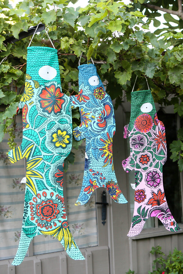Koi Windsack mit Blüten in verschiedenen Größen und Farben hängen draußen #farbe_Blüten