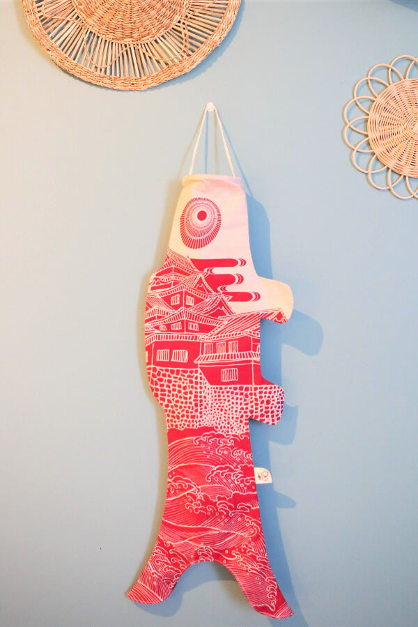 Koinobori Größe S Ôshiro in Rosa hängt an einer Wand #farbe_Rosa