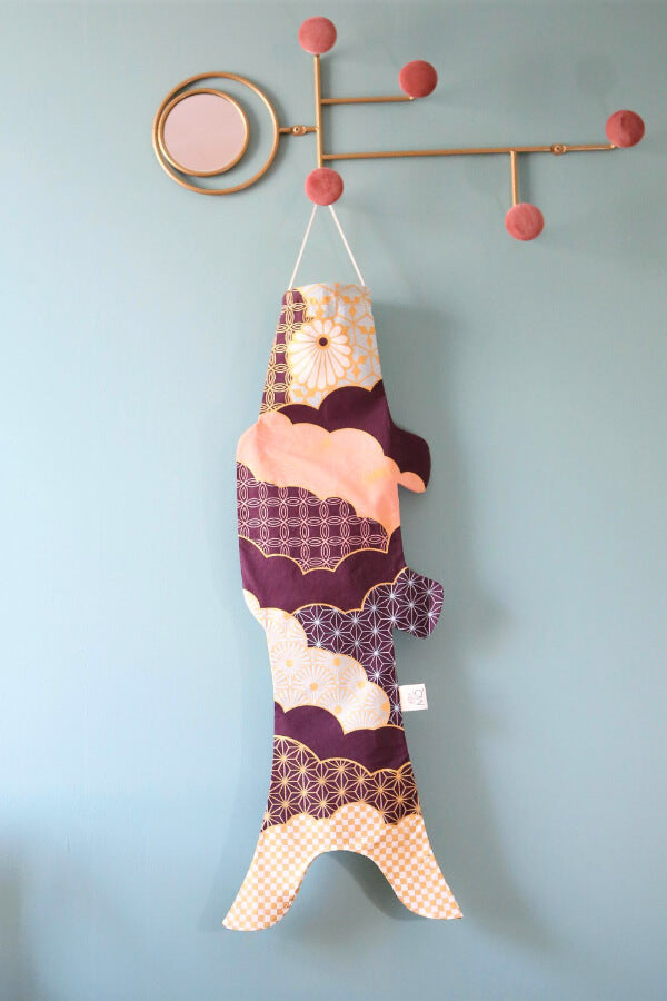 Koinobori Größe S Atsushi Lila hängt am Kleiderhaken #farbe_Lila