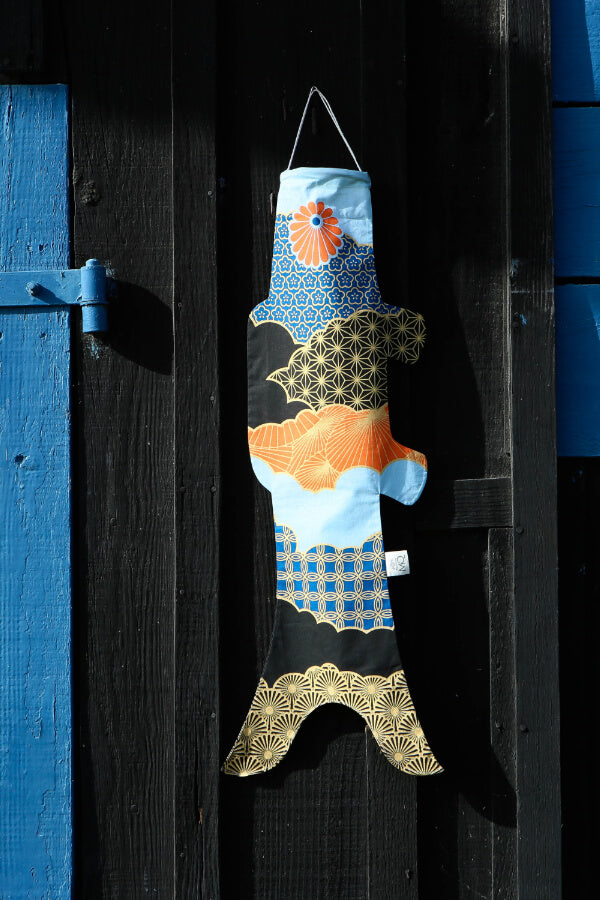 Koinobori Größe S Atsushi Bunt hängt an einer schwarzen Tür #farbe_Bunt