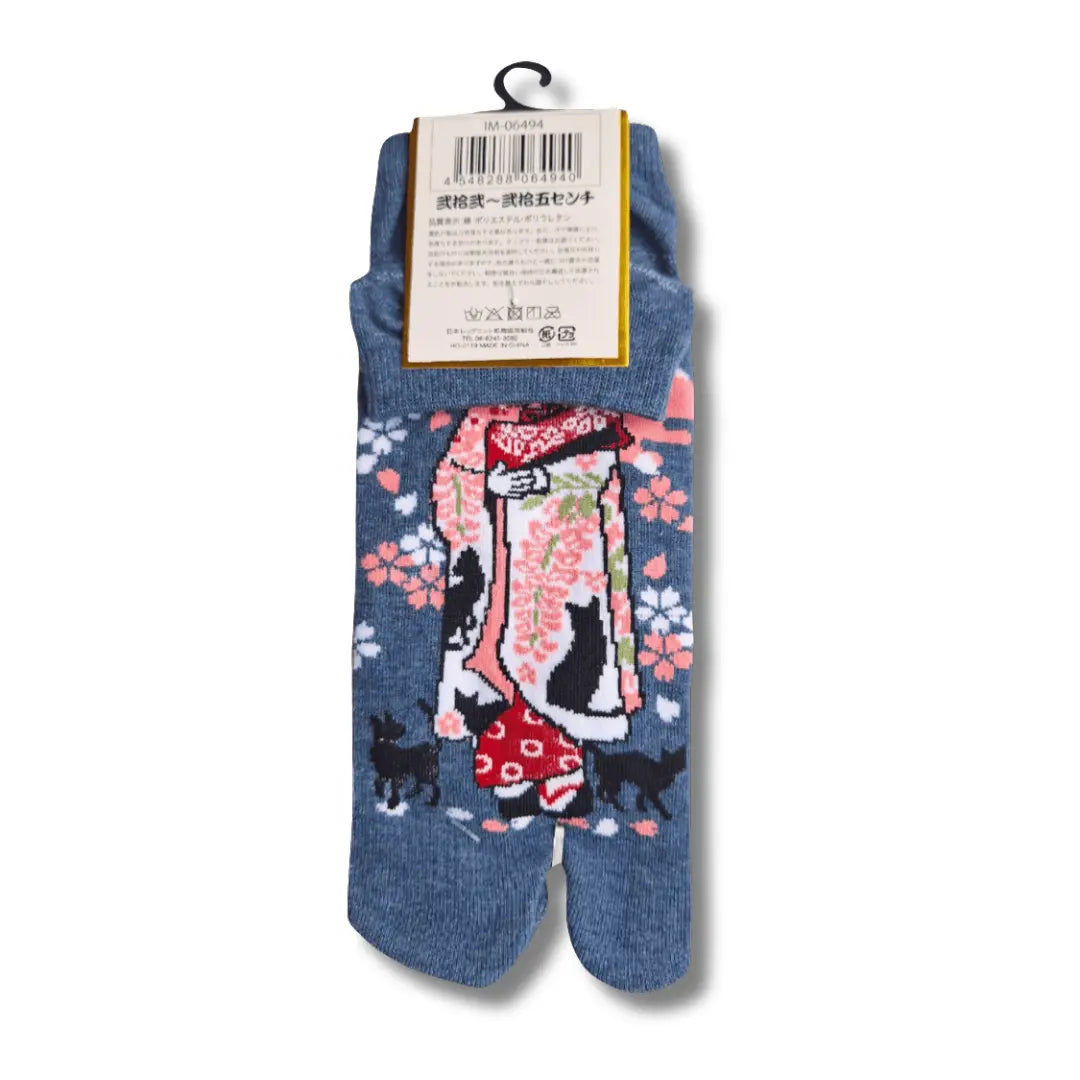 Rückseite: Blaue kurze japanische Zehensocken (Tabi-Socken) mit traditionellem Maiko-Print, Sakura-Blüten, verspielten schwarzen Katzen und der Silhouette des Fuji-san. #farbe_Blau