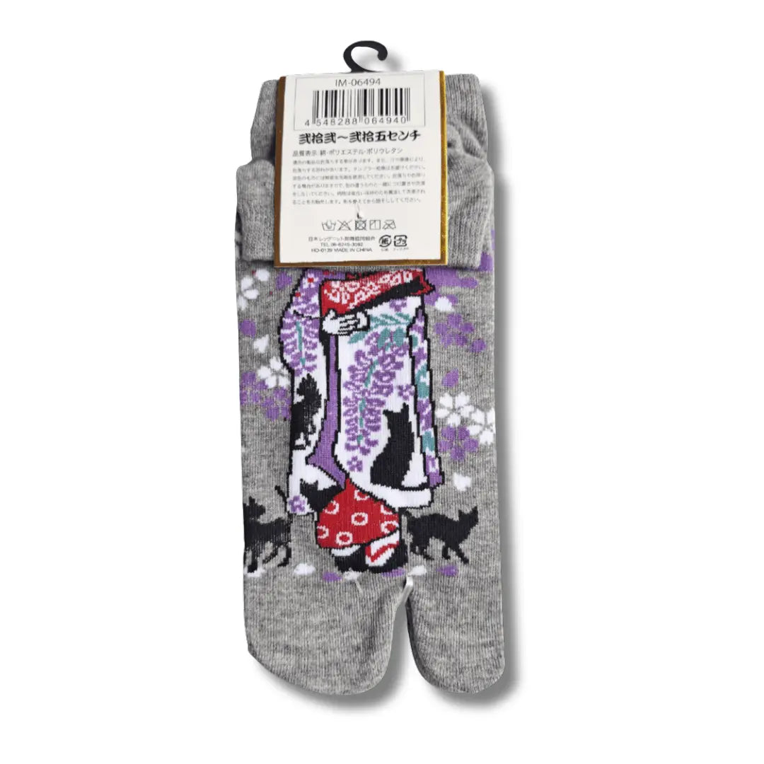 Rueckseite: Graue kurze Sneaker-Tabi-Socken mit einem farbenfrohen Maiko-Motiv, fallenden Kirschblüten-Blättern, kleinen schwarzen Katzen und dem Berg Fuji-Motiv. #farbe_Grau