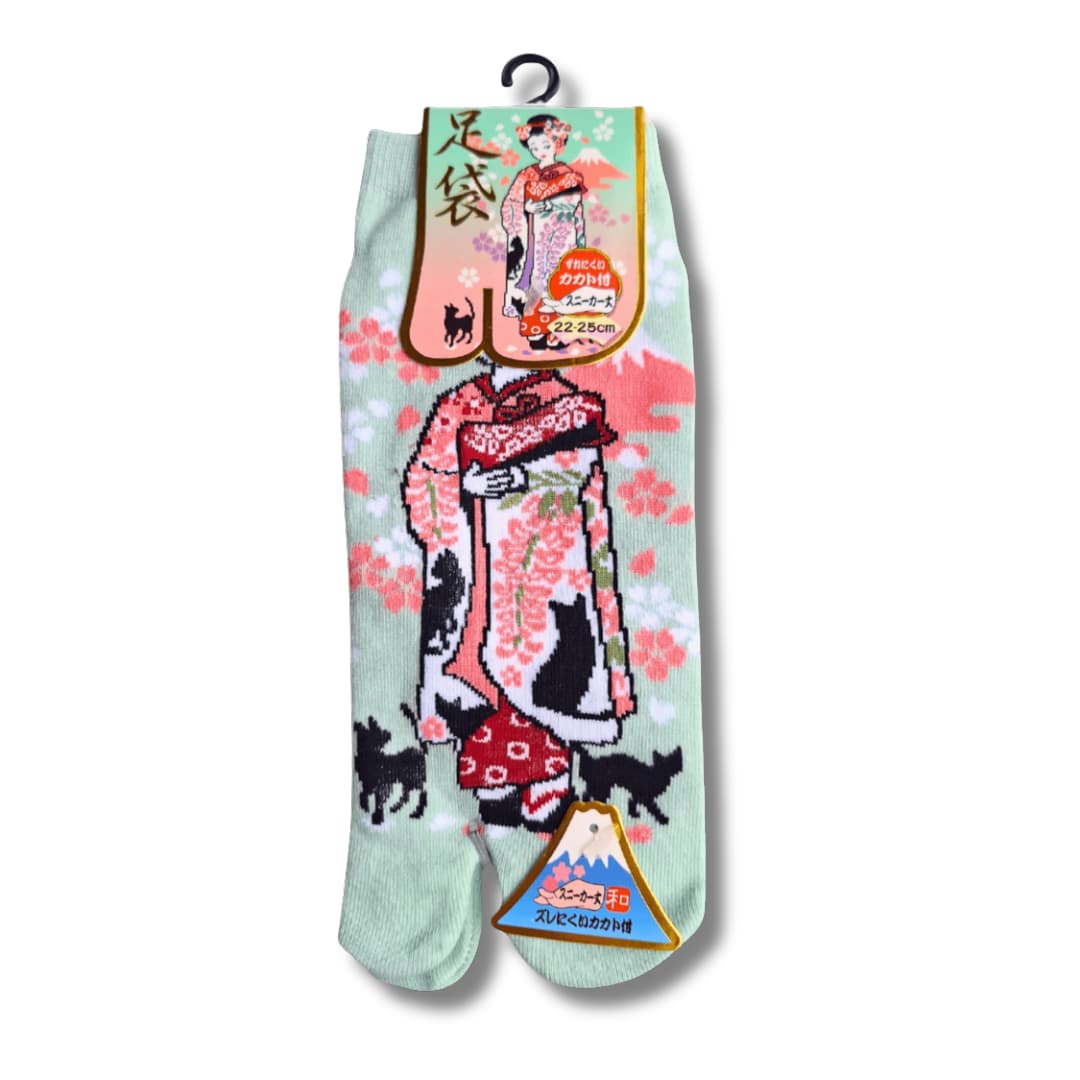 Mintgrüne kurze Tabi-Socken mit einer Maiko-Figur, Kirschblüten-Druck, schwarzen Katzen-Silhouetten und dem Berg Fuji, für Damen (Gr. 36-39). #farbe_Grün