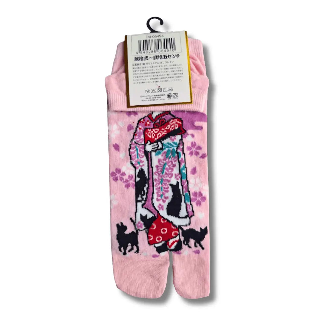 Rückseite: Rosafarbene kurze japanische Tabi-Socken mit einer Maiko-Schülerin im Kimono, rosa Kirschblüten, kleinen schwarzen Katzen und dem Berg Fuji-Motiv, geteilte Zehe. #farbe_Rosa
