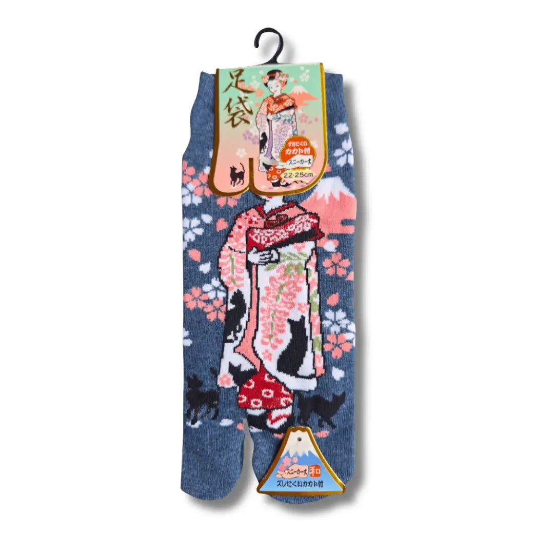 Blaue kurze japanische Zehensocken (Tabi-Socken) mit traditionellem Maiko-Print, Sakura-Blüten, verspielten schwarzen Katzen und der Silhouette des Fuji-san. #farbe_Blau