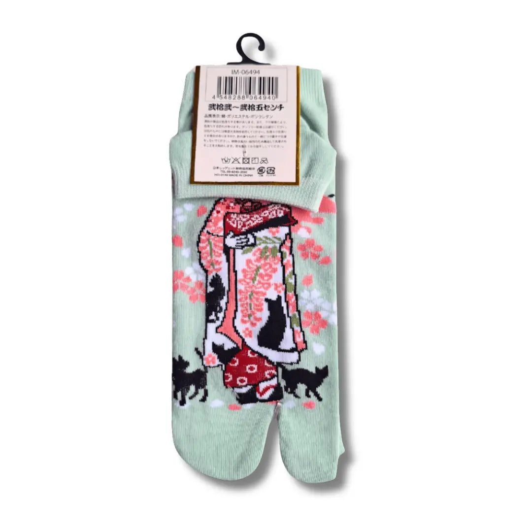Rückseite: Mintgrüne kurze Tabi-Socken mit einer Maiko-Figur, Kirschblüten-Druck, schwarzen Katzen-Silhouetten und dem Berg Fuji, für Damen (Gr. 36-39). #farbe_Grün